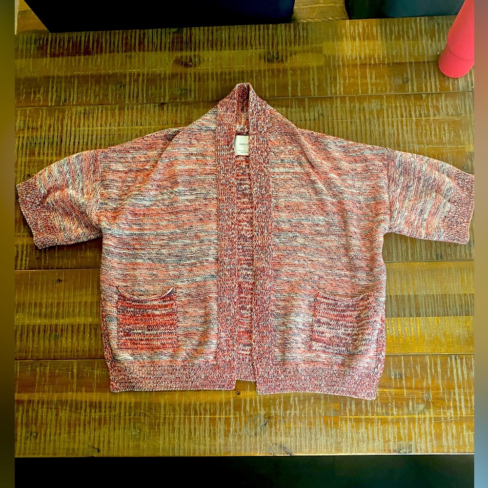Sweater in excellent conditions. Great to use it for an interview or daily.